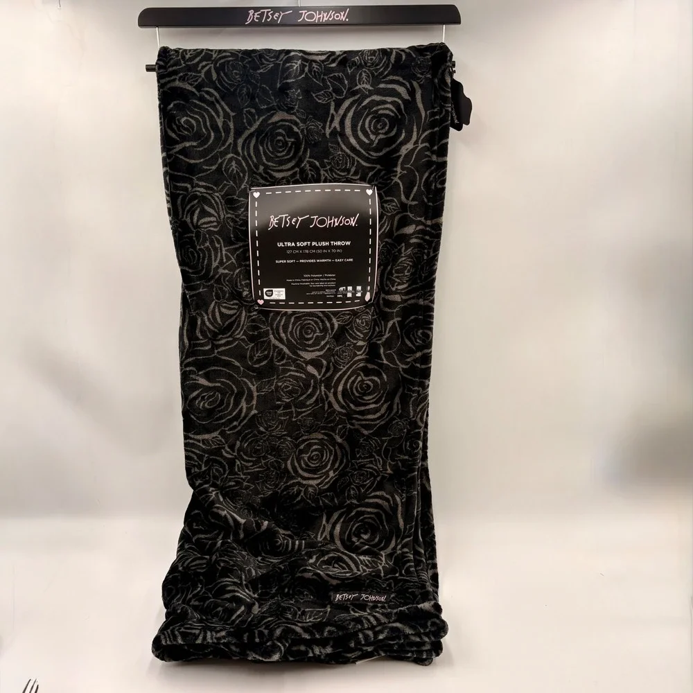 Betsey Johnson Ultra Soft Plush Throw Blanket Black Grey Rose Floral 50x70 NWT
